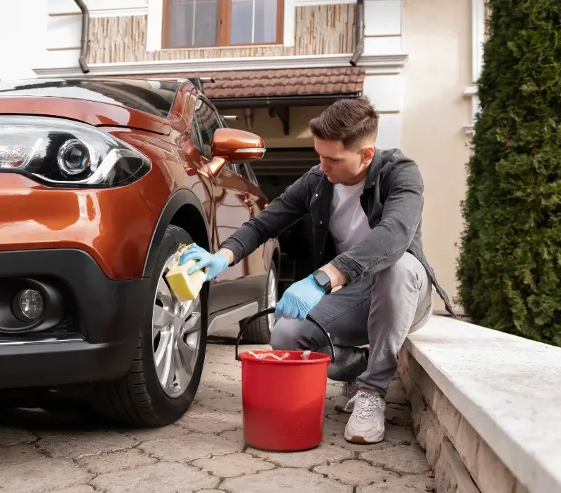 Lavage auto à domicile Oberhaslach : professionnel intervenant sur un véhicule